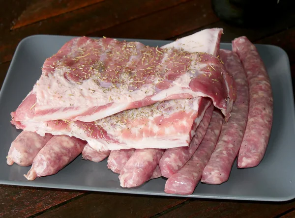 Carne para grelhar no churrasco — Fotografia de Stock