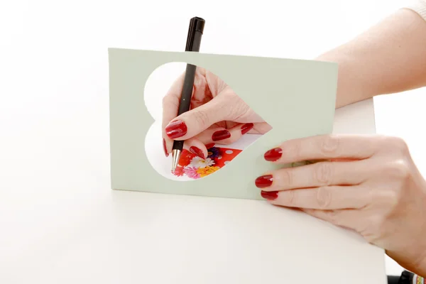 Mulher escrevendo um cartão de saudação — Fotografia de Stock