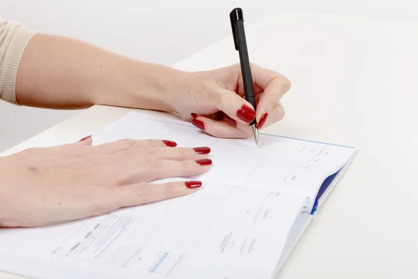 Primo piano della scrittura a mano della donna su carta — Foto Stock