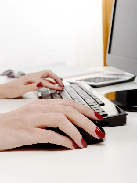 Woman office worker typing on the keyboard — Stock Photo, Image