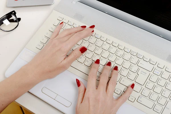 Woman office worker typing on the keyboard — Stock Photo, Image