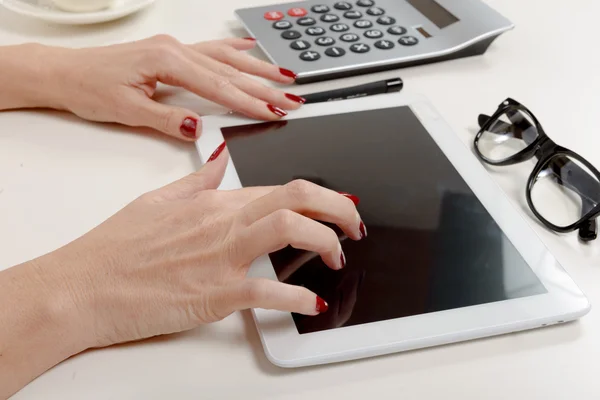 Empresária no escritório trabalhando em tablet — Fotografia de Stock