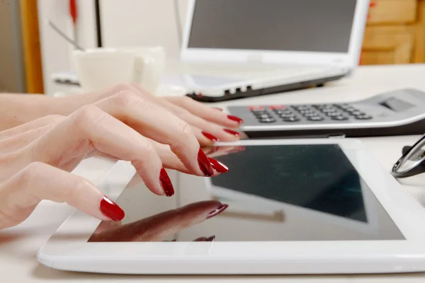 Geschäftsfrau im Büro arbeitet an Tablet — Stockfoto