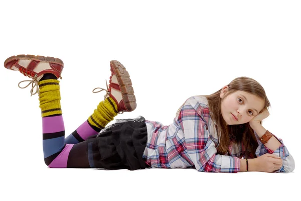 Preteen flicka i hipster stil, liggande på golvet — Stockfoto