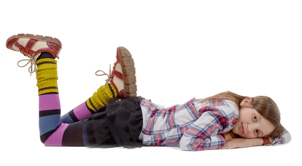Preteen flicka i hipster stil, liggande på golvet — Stockfoto