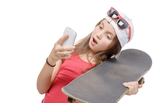 Adolescent avec un skateboard et un téléphone — Photo