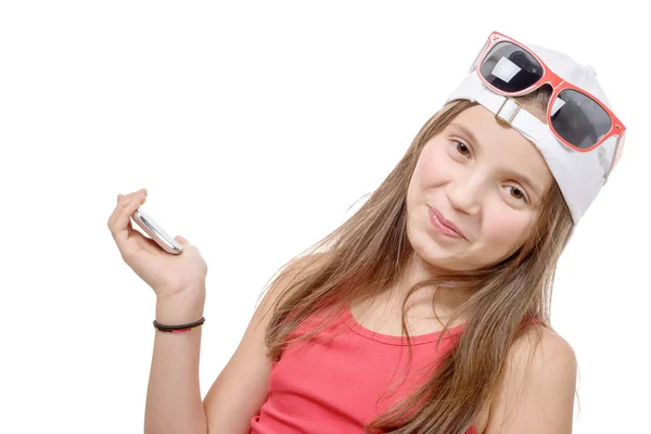 Retrato de uma menina pré-adolescente com um telefone — Fotografia de Stock