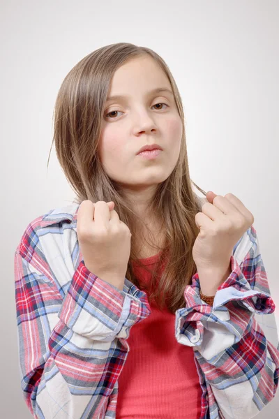 Preteen meisje in hipster stijl, boos — Stockfoto