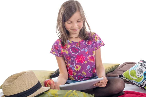 Schoolgirl met een digitale tablet en apple — Stockfoto