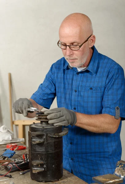 Man met antieke generator voor de auto — Stockfoto