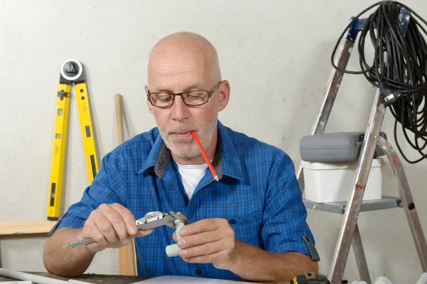 Portret van volwassen klusjesman op Diy workshop — Stockfoto