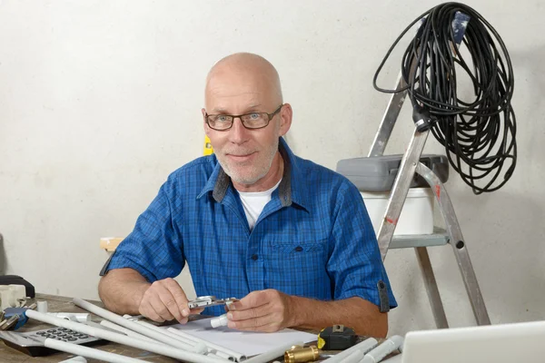 Портрет взрослого мастера в мастерской DIY — стоковое фото