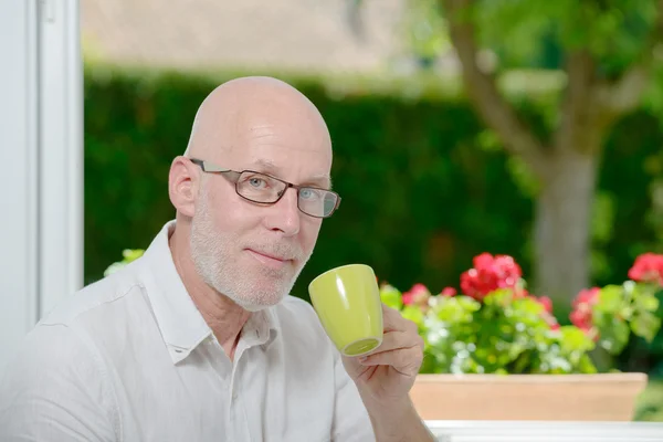 Homme mûr à la maison avec une tasse de café — Photo