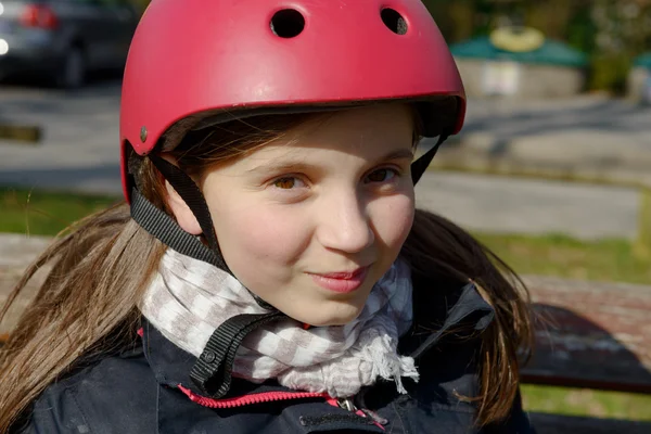 Teenage girl wearing a roller skate helmet. — Stock Photo, Image