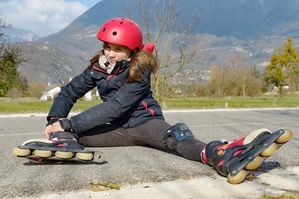 Tiener schaatser grimassen in pijn na het nemen van de val — Stockfoto