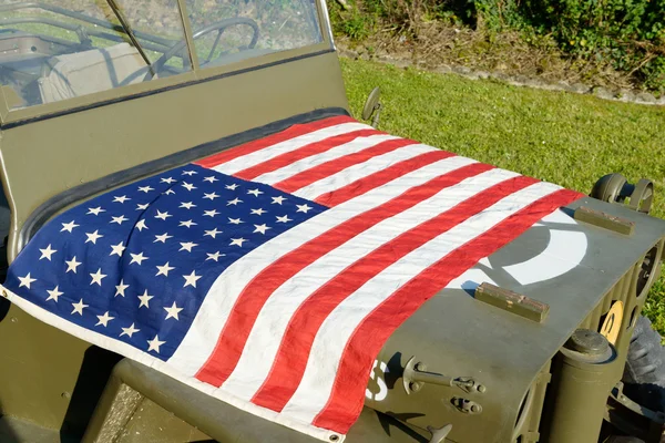 Ww2 military vehicle with American flag — Stock Photo, Image