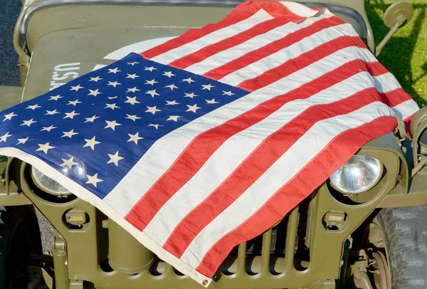 Ww2 military vehicle with American flag — Stock Photo, Image
