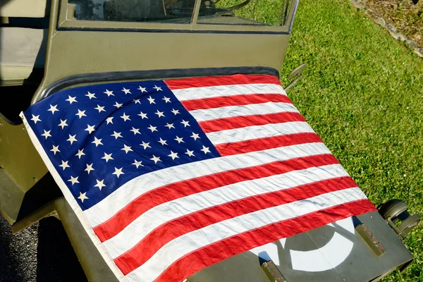 Ww2 veículo militar com bandeira americana — Fotografia de Stock