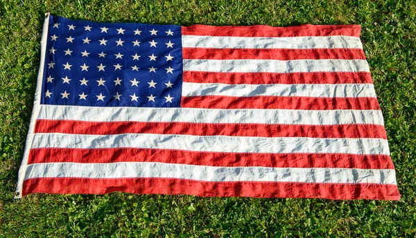 녹색 잔디에 미국 국기 — 스톡 사진