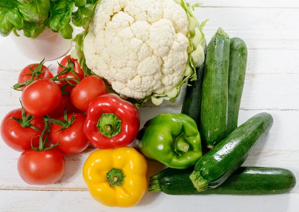 Variedade de produtos hortícolas frescos — Fotografia de Stock