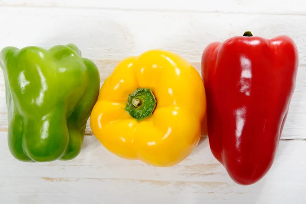 Pimentas frescas amarelas, vermelhas e verdes — Fotografia de Stock