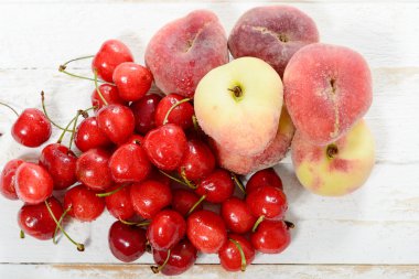 vişne ve şeftali Beyaz ahşap tablo