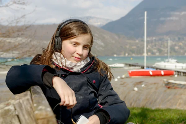 Young teenager listening to music on his phone — Stock Photo, Image