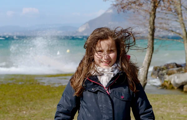 風に髪をプレティーンの女の子 — ストック写真