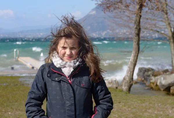 Preteen ragazza con i capelli nel vento — Foto Stock