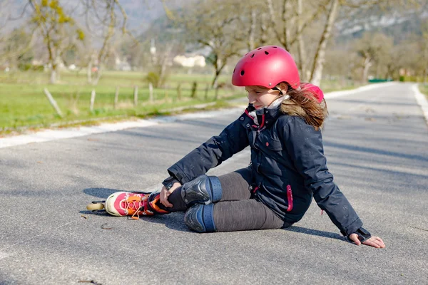 Teenage skater grimacing in pain after taking fall — Stock Photo, Image