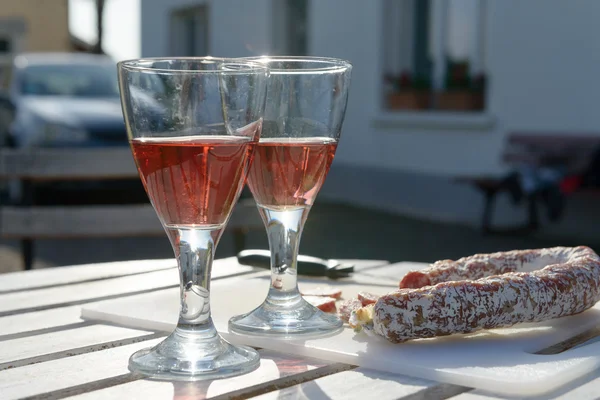 Two glasses of wine on  table in the garden — Stock Photo, Image