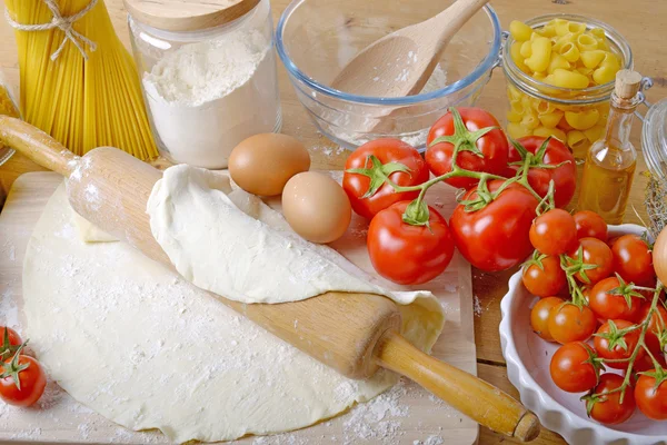 Massa de pizza e ingredientes — Fotografia de Stock