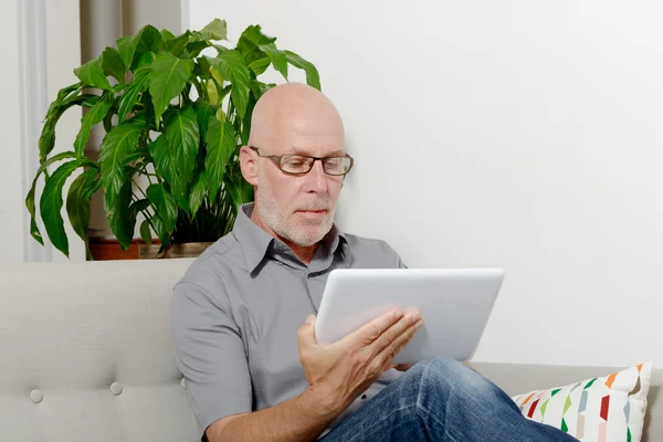 Mature man at home websurfing on internet — Stock Photo, Image