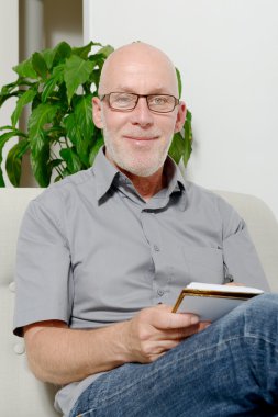 Orta yaşlı adam kanepede