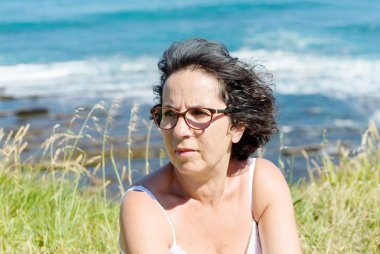 güzel kadın, mavi deniz arka plan üzerinde