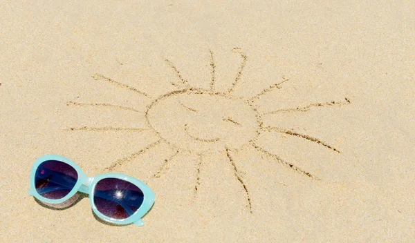 Gafas de sol en la playa arena —  Fotos de Stock