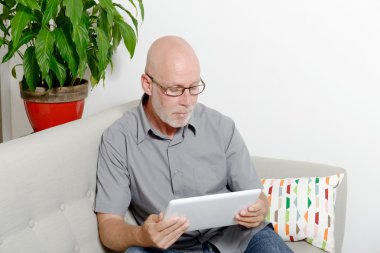 internet üzerinden ev websurfing olgun adam