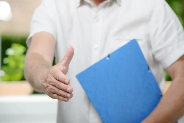 Affärsman redo att handslag stående i office — Stockfoto