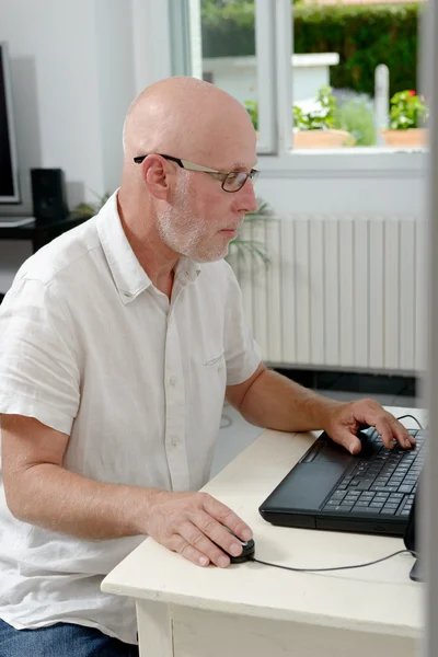 Portret człowieka średniowiecza z laptopa — Zdjęcie stockowe