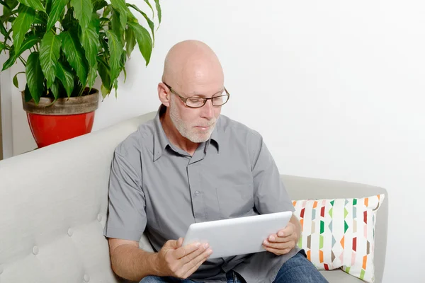 Homme mûr à la maison websurfing sur Internet — Photo