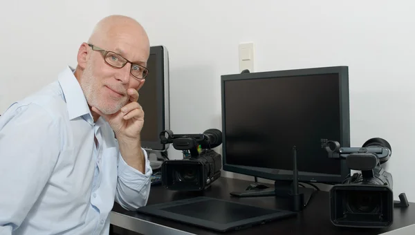 Uomo maturo che lavora con il suo computer — Foto Stock