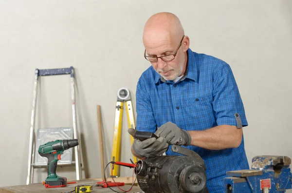 Man met antieke generator voor de auto — Stockfoto