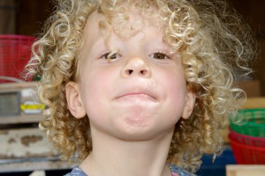 sarışın kıvırcık saçlı genç bir çocuk portresi
