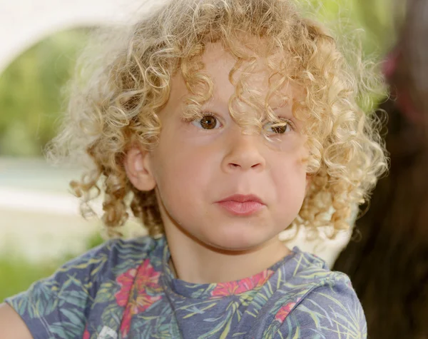 Retrato de un chico joven con el pelo rubio rizado — Foto de Stock