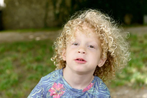 Porträt eines kleinen Jungen mit blonden lockigen Haaren — Stockfoto