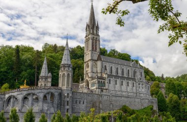 Lourdes Fransa Bazilikası görünümünü