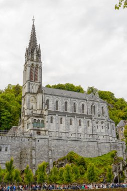 Lourdes Fransa Bazilikası görünümünü