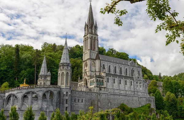 Utsikt över basilikan i Lourdes i Frankrike — Stockfoto