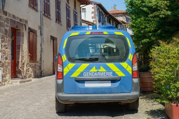 Voiture de police française dans un petit village — Photo