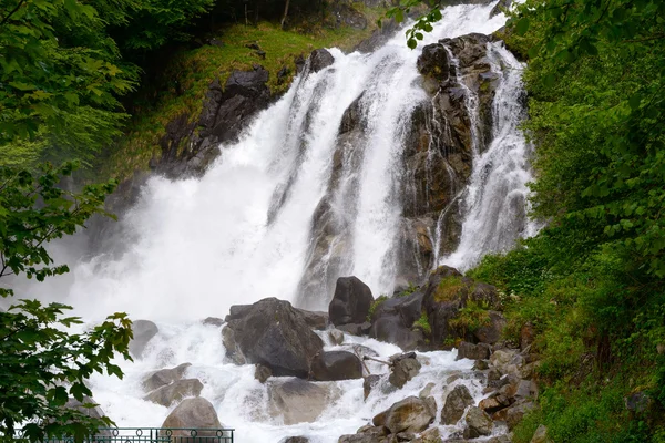 ทอร์เรนต์ในภาษาฝรั่งเศส Pyrenees — ภาพถ่ายสต็อก